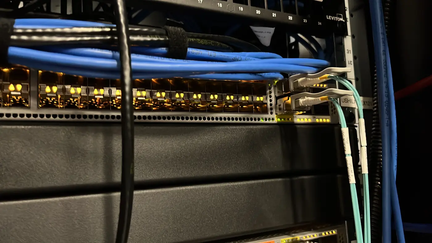 สายแลนที่จัดเก็บเรียบร้อยใน Rack